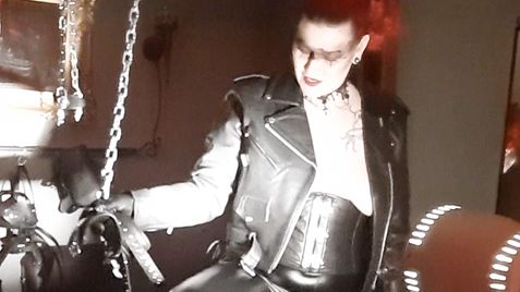 Leder-Herrin flüstert dir ins Ohr