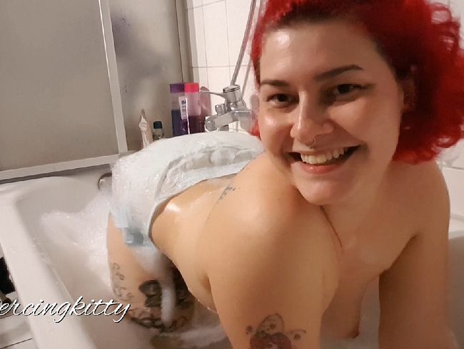 Mit Windeln in der Badewanne