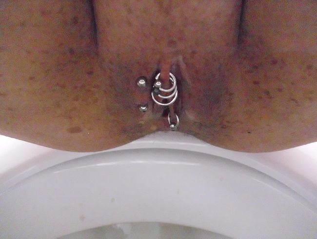 Pinkeln mit Piercings