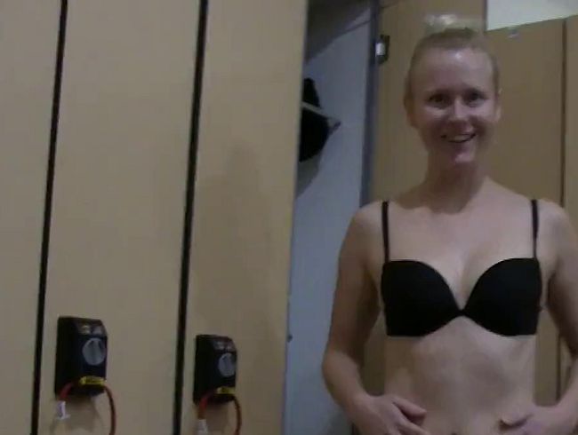 PUBLIC!!! Heiße Blondine in SammelUmkleide gefickt