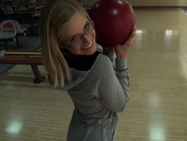 Brillenschlange auf die Titten gespritzt!