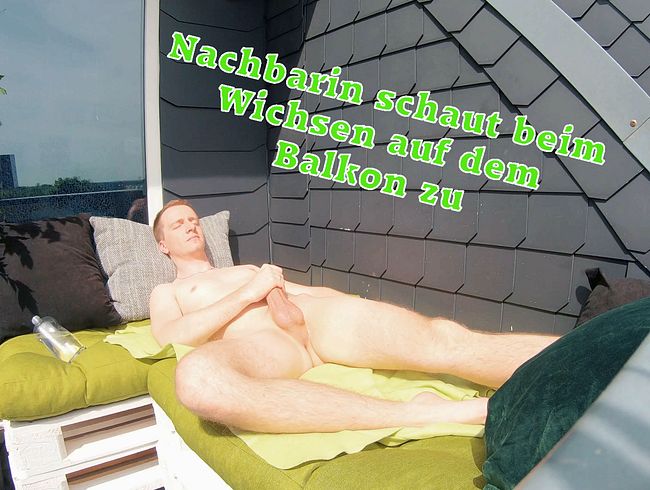 schüchterne Nachbarin schaut Kerl auf dem Balkon beim Wichsen zu