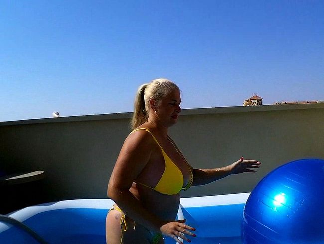 Hüpfball Action im Pool