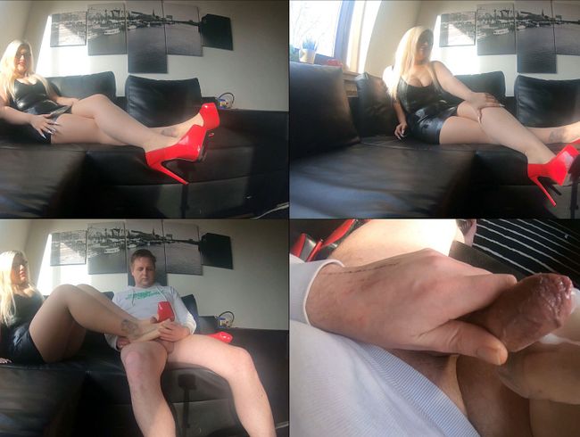 Shoe und Nylonfootjo im Latexkleid!