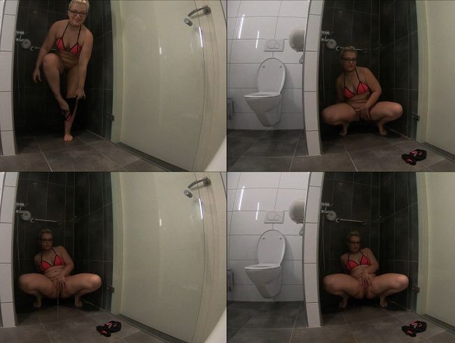 Im Bikini in die Dusche gepisst!