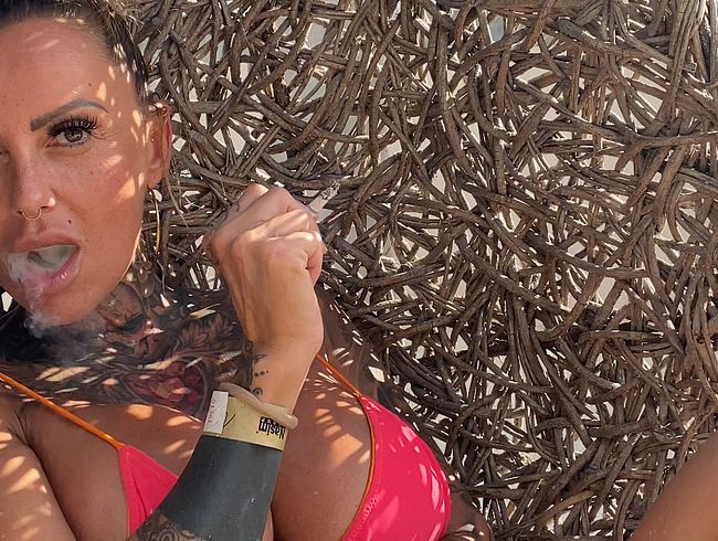 Viel Rauch am Strand