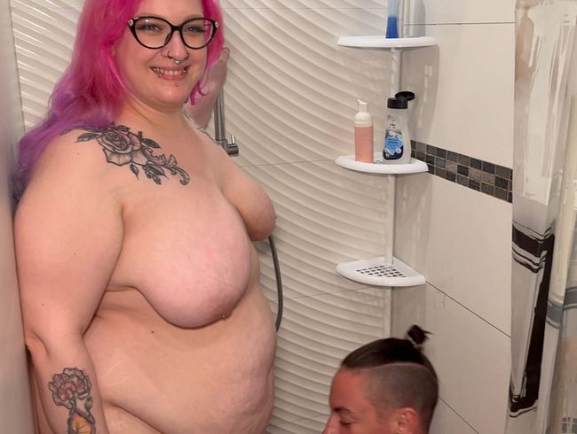 Ich pisse Alex auf den Kopf und dusche ihn danach ab