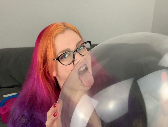 Klarer Luftballon, Lippenstift, Zähne und Zunge