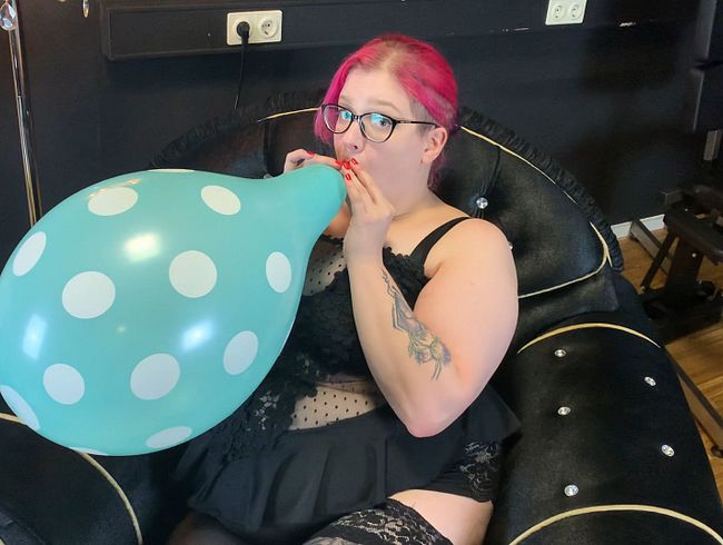 Kurzes Blow to Pop mit Punkte Luftballon