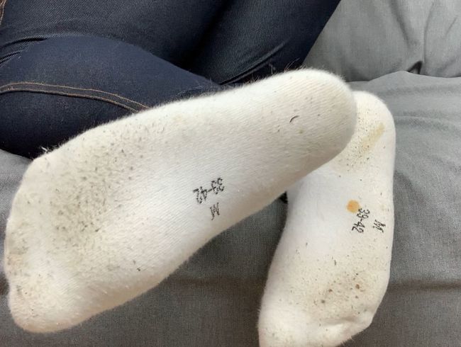 Süße Füße in dreckigen weißen Socken