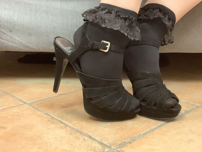 Söckchen mit Rüschen und süße Pumps