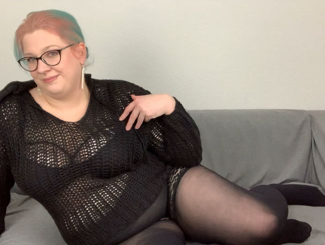 Nylons und Strickpulli – wie gefällt dir mein Outfit?