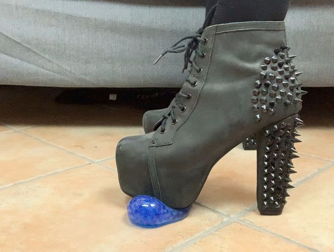 Quiek, du Sau! Trampling für deine Versager Klöten