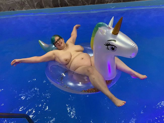 Spaß im Pool! Abby auf dem edlen Aufblaseinhorn