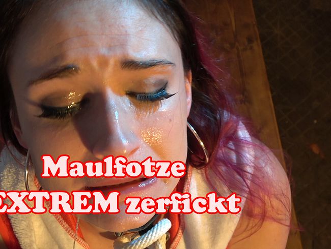 EXTREM Deepthroat Weihnachtselfe hart in die Fresse gefickt