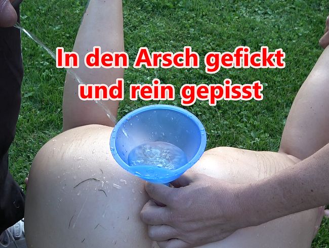 In den Arsch gefickt und rein gepisst