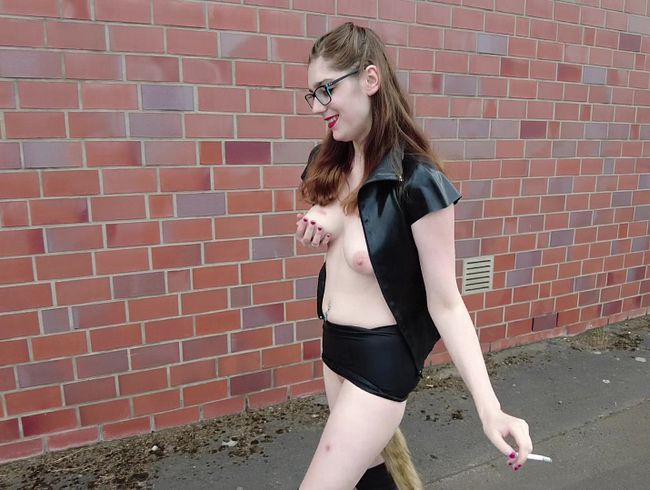 Public Latexwalk mit Foxtail Buttplug