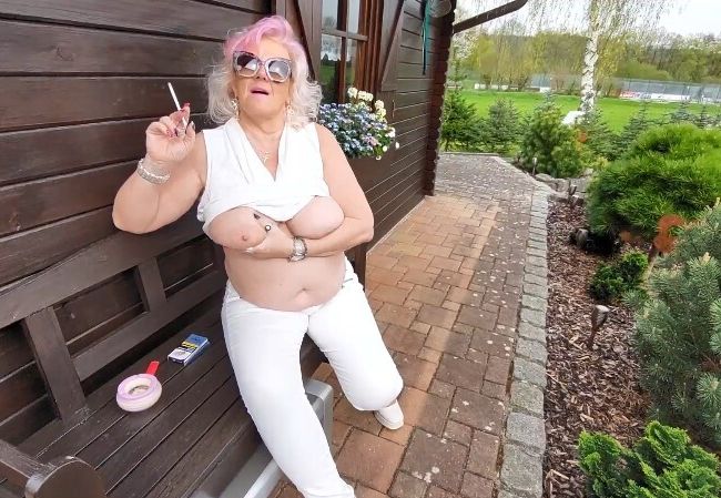 Zigarette und öffentliche Ttten Massage nach dem Frühlingsfest