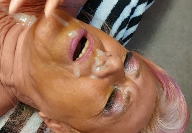 Zum ersten Mal Sperma in die Nase gespritzt bekommen