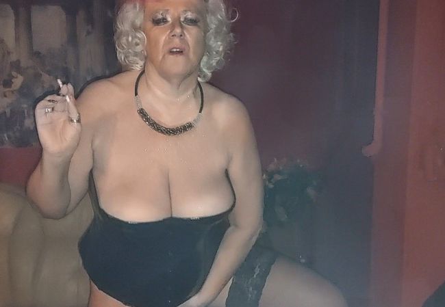 Raucherpause im Swingerclub