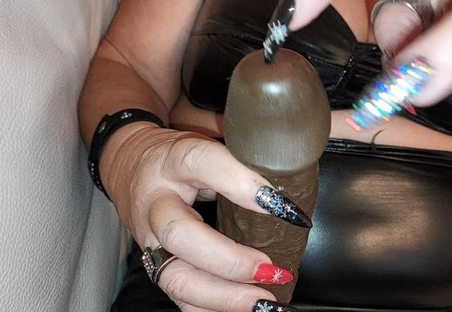 Glitter Nägel und praller Gummischwanz