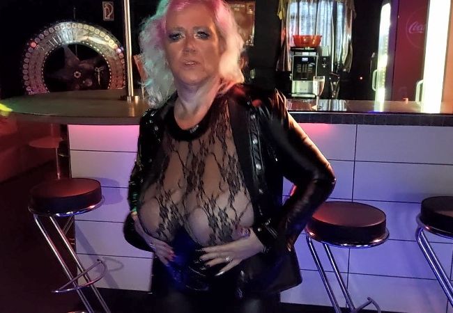 Heiße Tanzeinlage an der Bar