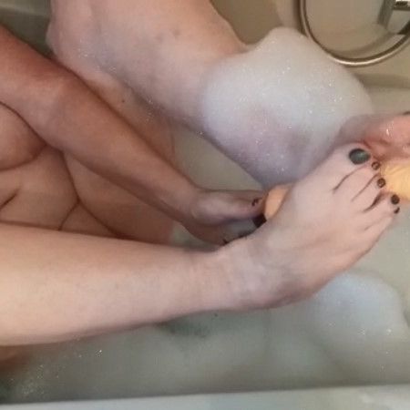 fusswichsaktion mit dem dilso im schaumbad