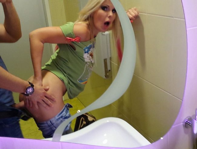 Blondes fremdgeh Dummchen auf der Party ohne Umweg Anal abgelocht