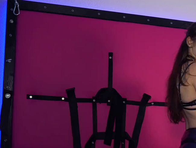 Verdiente Strafe – Versohlt auf dem Strafbock & genommen mit dem Strapon