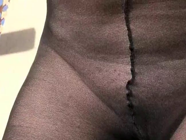 in die schwarze Strumpfhose gepinkelt