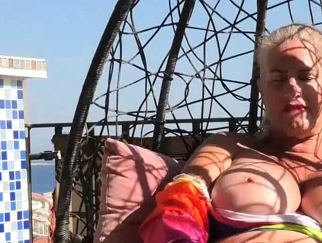 mit 2 Spielzeugen in der Sonne spielen