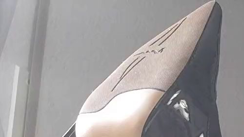 Sexy Lady mit Lederhandschuhen benutzt dich als Aschenbecher