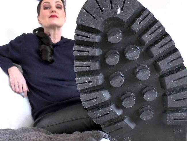 Lecke meine Stiefel Straßen Sohlen mit Deiner Zunge! Lady Victoria