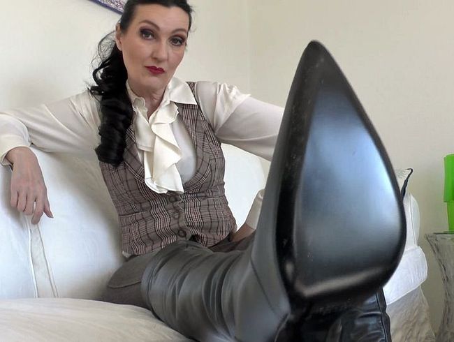 Lecke meine Heels Stiefel Sohlen sauber mit Deiner Zunge, Lady Victoria