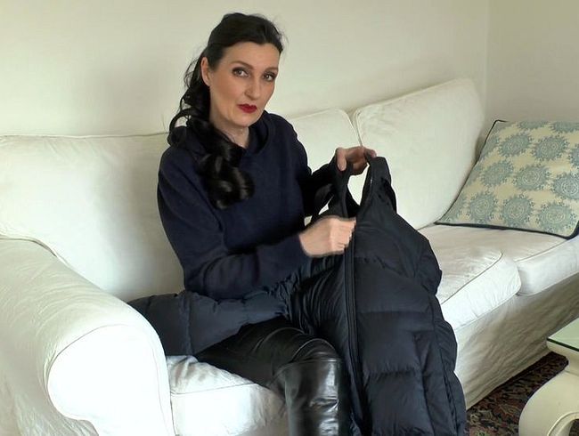 Reißverschluß Test am Dunkelblauen Daunen Mantel, Lady Victoria