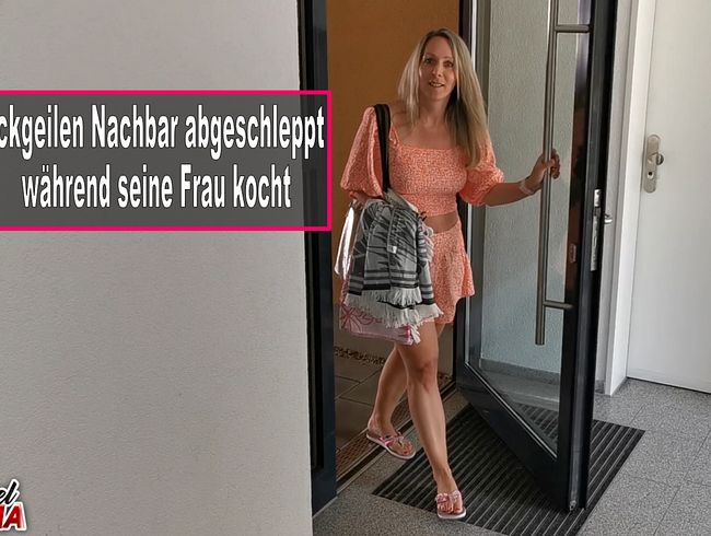 Fickgeilen Nachbar abgeschleppt während seine Frau kocht