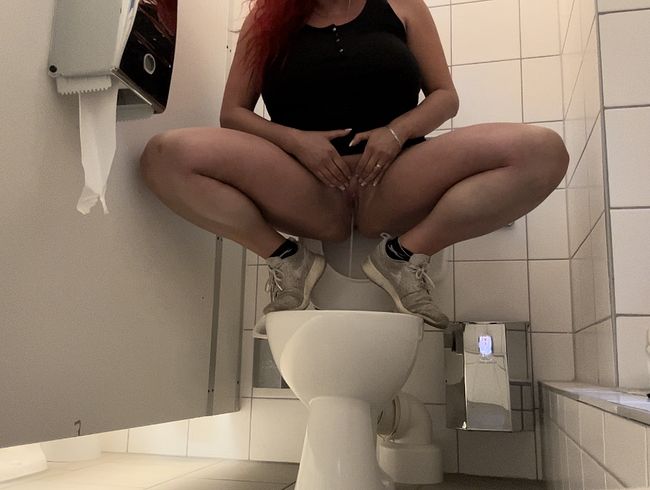 Auf der Toilette gepisst