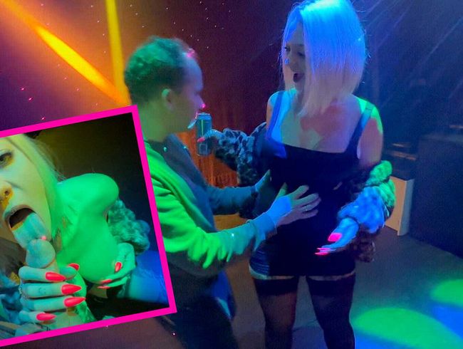 Resteficken mitten im Club! Perverse AO-Discoschlampe ohne Ansprüche