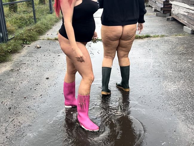 Pfützenspringen in Gummistiefeln mit Lady Million