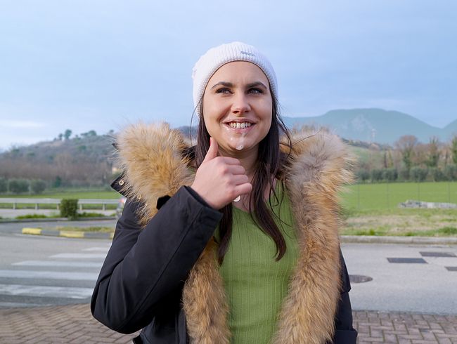 OMG! Mit dem Spermagesicht über die Raststätte. Lasse ich mich von jedem im Autobahnmotel AO ficken?