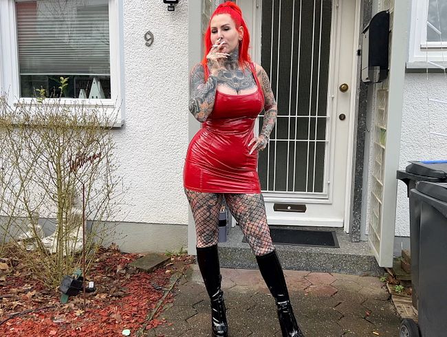 Spermageile Lackschlampe, gratis reinspritzen erwünscht