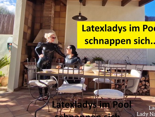 Latexladys im Pool schnappen sich...