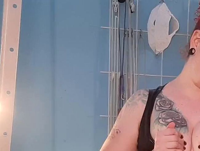 Latex Domina wird richtig nass!