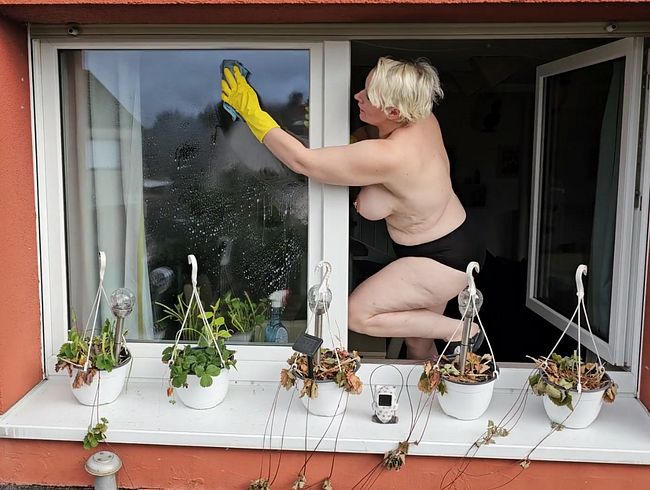 Beim Fensterputzen gefilmt