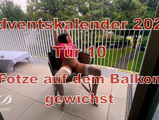 Tür 10 - Fotze auf dem Balkon gewichst