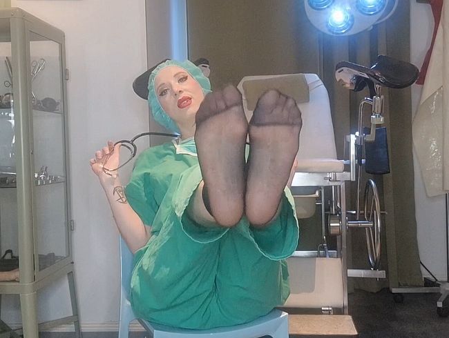 Bizarr-Klinik: die verschwitzten Füße der OP-Schwester