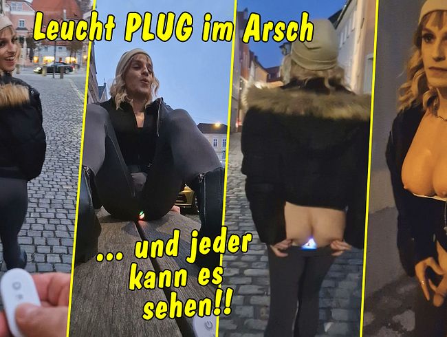 Public mit Leucht Plug im Arsch!! Und jeder kann es sehen!!