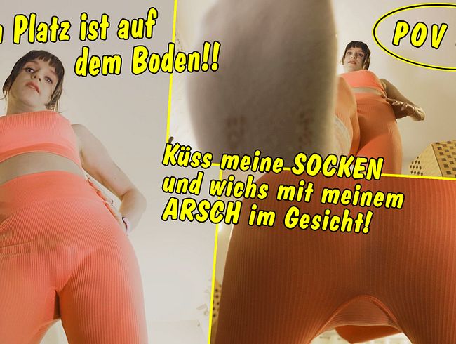 Dein Platz ist auf dem Boden! Küss meine Socken und komm mit meinem Arsch im deinem Gesicht! POV JOI