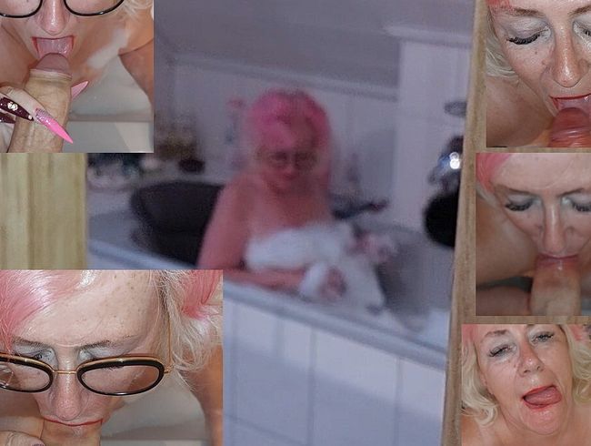 Sperma schlucken vom Spanner in der Badewanne