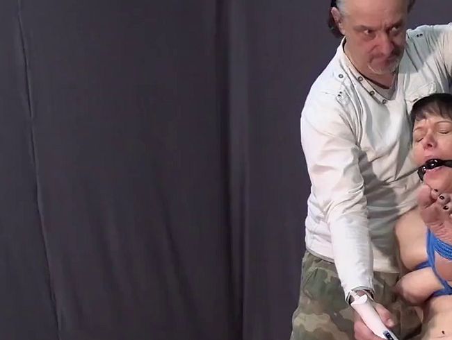 Bondage Session - Mit Knebel und Magic Wand zum Orgasmus